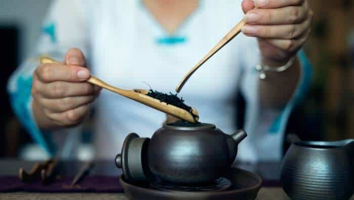 tebrygning kinesisk te tekande brygning, guide, historie, holdbarhed, hvad er, hvordan fremstilles, koffein, opbevaring, sort, sort te, te